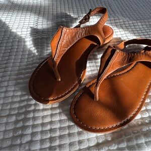 FRYE T strap Tan Leather cognac Sandals
